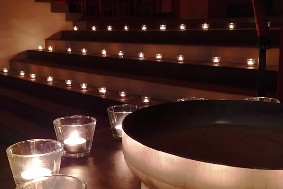 Nikolaikirche bei Kerzenschein